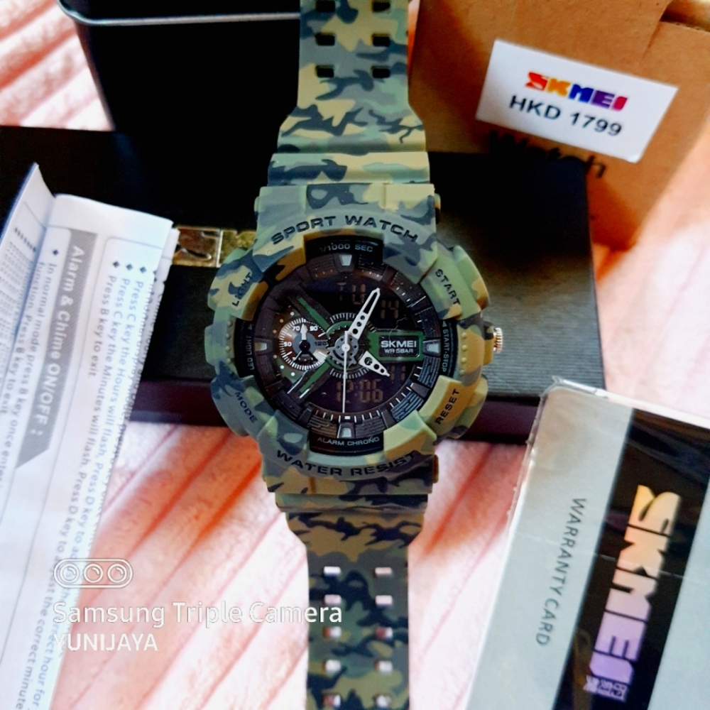 G-Shock style waterproof sports watch from top brand SKMEIComplete with LUXURY